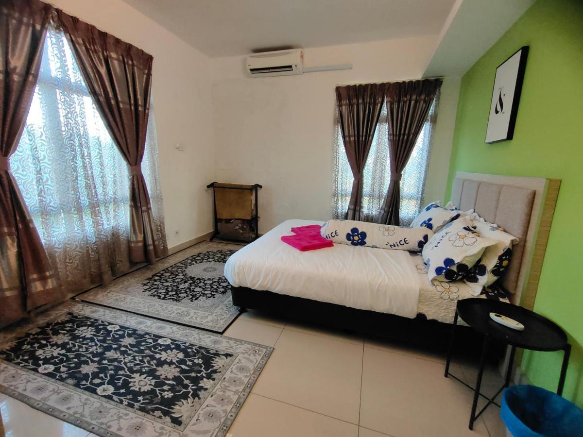 2 Rooms Homestay Deviana Wakaf Che Yeh Кота-Бару Экстерьер фото