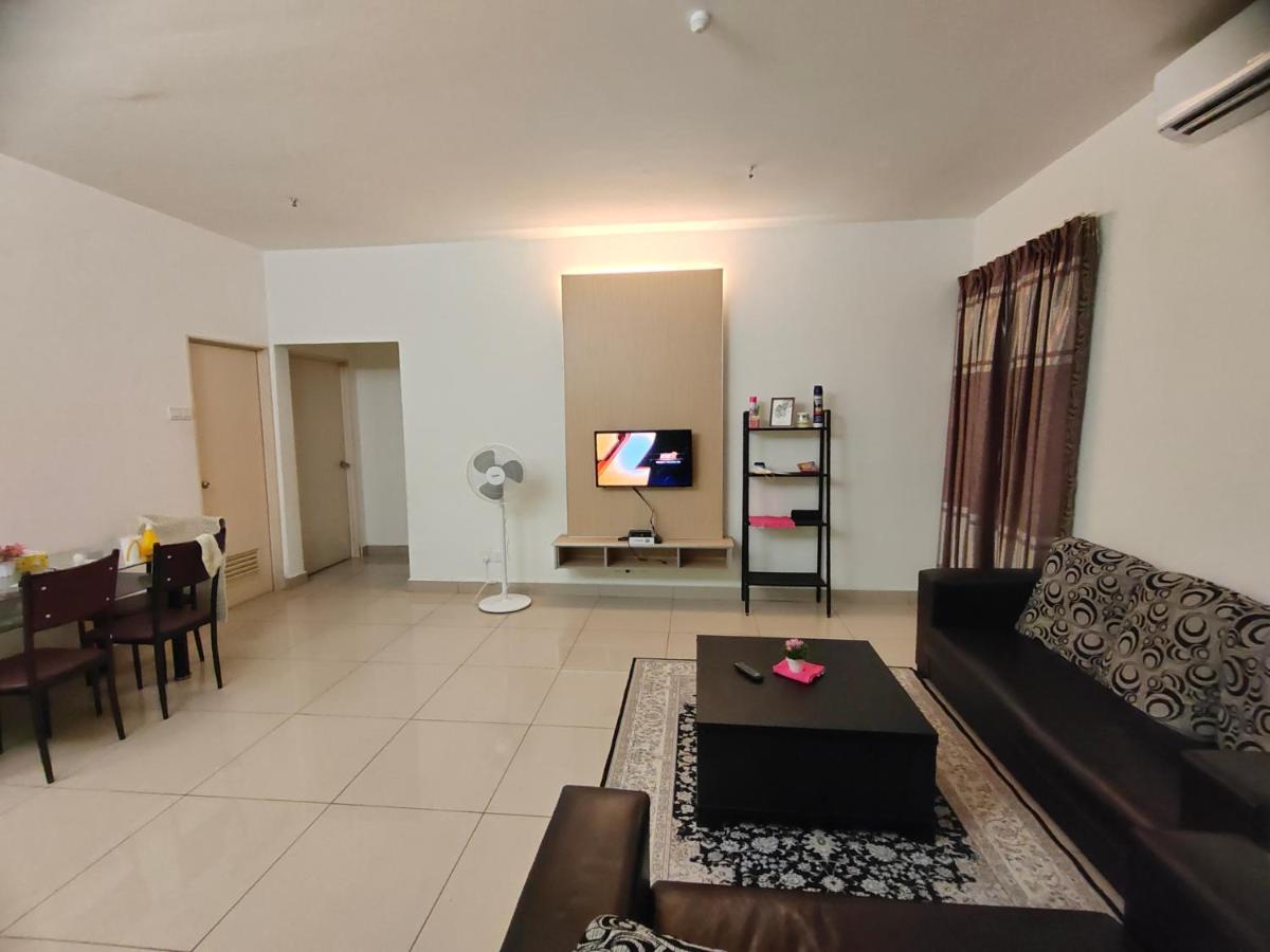 2 Rooms Homestay Deviana Wakaf Che Yeh Кота-Бару Экстерьер фото