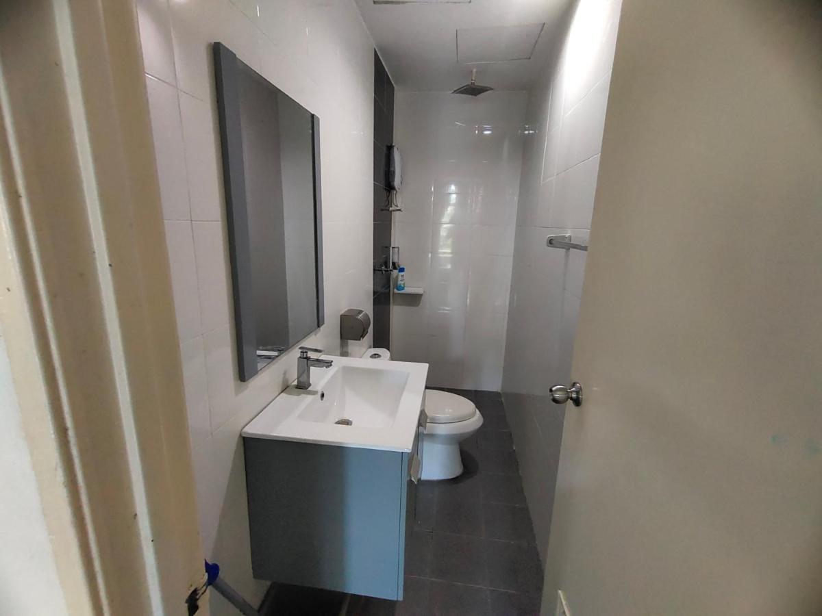 2 Rooms Homestay Deviana Wakaf Che Yeh Кота-Бару Экстерьер фото